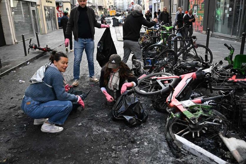 Aftermath of the urban riots that took place on the streets of Paris on October 17, 2026. Des citoyens unis face aux émeutes : solidarité et entraide après les violences urbaines