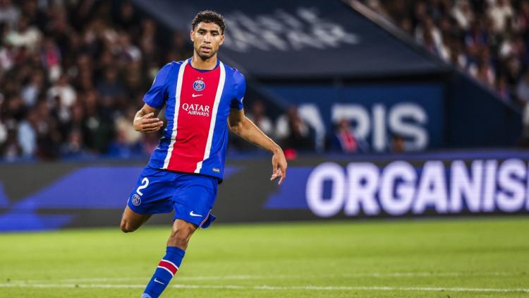 b37d9445-5c40-46a4-b161-6084acbfaaa1 Achraf Hakimi aperçu à vélo dans les rues de Paris avant son retour au PSG