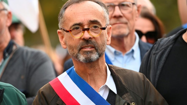 bf1cfcbb-a277-4848-a37d-369c83cb1b54 Le maire Robert Ménard poursuivi pour refus de célébrer un mariage