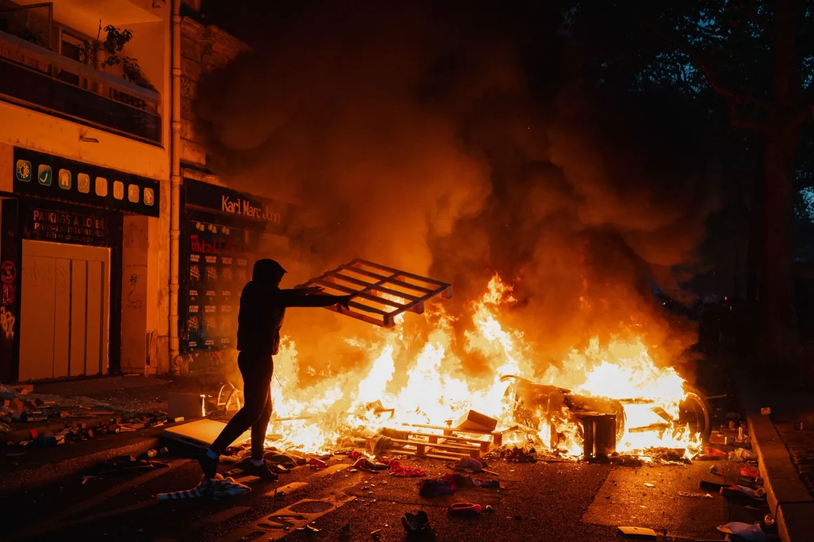 bf2f22c1-ca96-41ce-ab20-e9bcd79d5089 Réactions politiques aux violences en France et enjeux internationaux