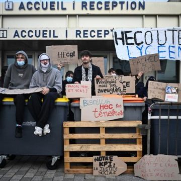c75e6ae0-88e7-401d-bfe3-22ebb833a29a Mobilisation des étudiants à HEC en soutien aux lycéens