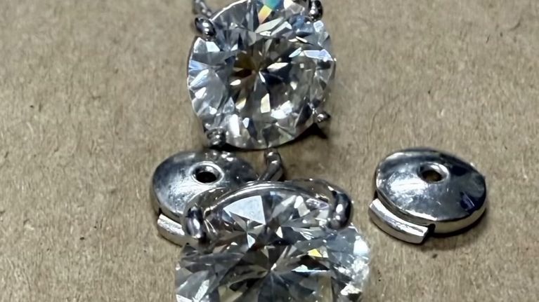 d1905f55-9716-4b9e-b93a-041e6a8da7d5 Un vol de bijoux insolite aux États-Unis