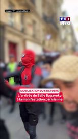 e37c9ec2-1a48-45b8-aa9e-48e4f58a7534 Bally Bagayoko rejoint les manifestants à Paris