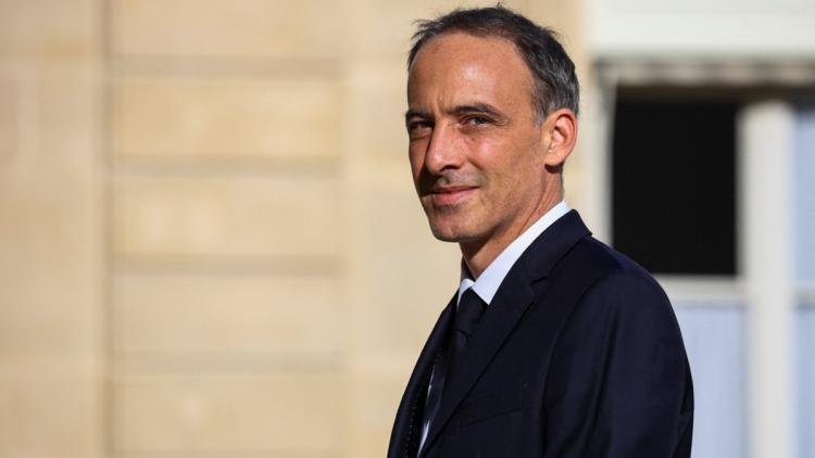 e87f013c-4ae9-432c-8377-08ebebeaf72c Raphaël Glucksmann plaide pour une hausse du salaire des stagiaires