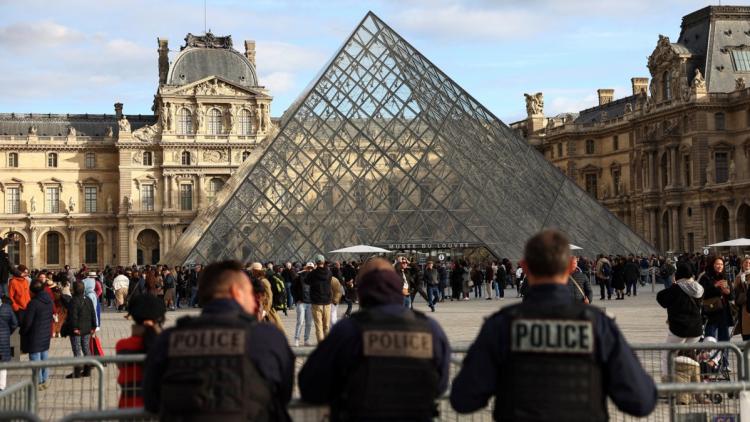 ef3d6d39-cecc-472c-bfb5-bdfbddb82de4 Un an de mystère après le vol des bijoux de la Couronne au Louvre