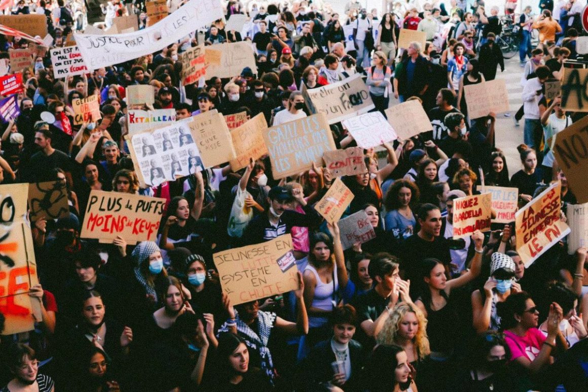f3bcf1b2-80cc-4299-9a1f-42f22369b0e9 Mobilisation massive : Les lycéens et étudiants se mobilisent contre le gouvernement