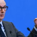 Budget 2027 : Roland Lescure Prêt à Utiliser le 49.3