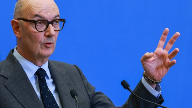 f698b8a7-2863-4097-bcdf-28ab2e4c0302 Budget 2027 : Roland Lescure Prêt à Utiliser le 49.3