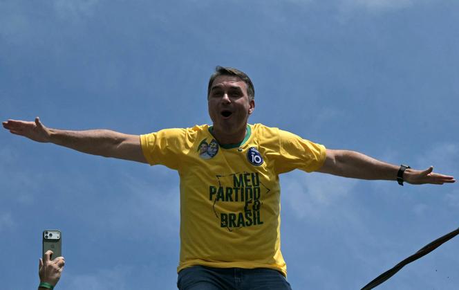 f784a4e1-838d-4bdd-bcda-1c4f6f69239b Flavio Bolsonaro en tête au premier tour de l’élection présidentielle brésilienne